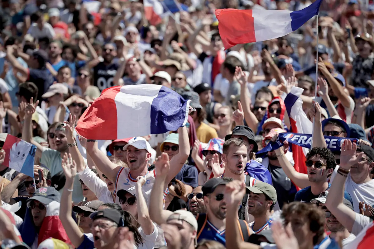 Seguidores observan el partido por la medalla de oro de voleibol masculino entre Francia y Polonia durante los Juegos Olímpicos de París 2024 en el Parque de las Naciones de La Villette, en París, el 10 de agosto de 2024. (Stephane De Sakutin/AFP vía Getty Images)