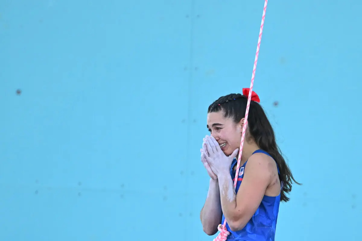 Brooke Raboutou, del equipo de EE.UU., reacciona después de competir en la final femenina de escalada deportiva en cabeza durante los Juegos Olímpicos en la sede de escalada deportiva de Le Bourget, en Le Bourget, París, el 10 de agosto de 2024. (Fabrice Coffrini/AFP vía Getty Images)