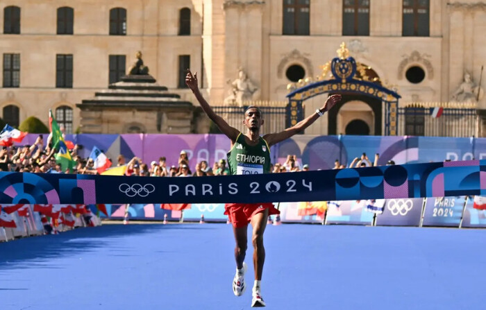 El etíope Tamirat Tola cruza la línea de meta para ganar el maratón masculino de la prueba de atletismo de los Juegos Olímpicos en los Inválidos de París el 10 de agosto de 2024. (Andrej Isakovic/AFP vía Getty Images)
