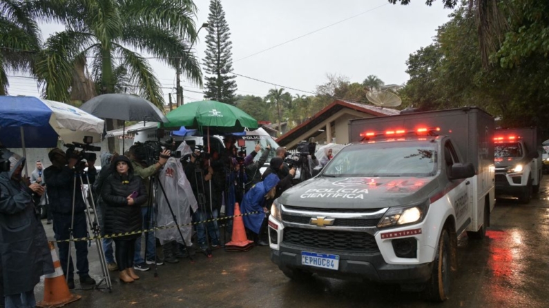 Camiones forenses de la policía abandonan el condominio Recanto Florido, donde se estrelló un avión con 62 personas a bordo en Vinhedo, estado de Sao Paulo, Brasil, el 10 de agosto de 2024. (Nelson Almeida/AFP vía Getty Images)