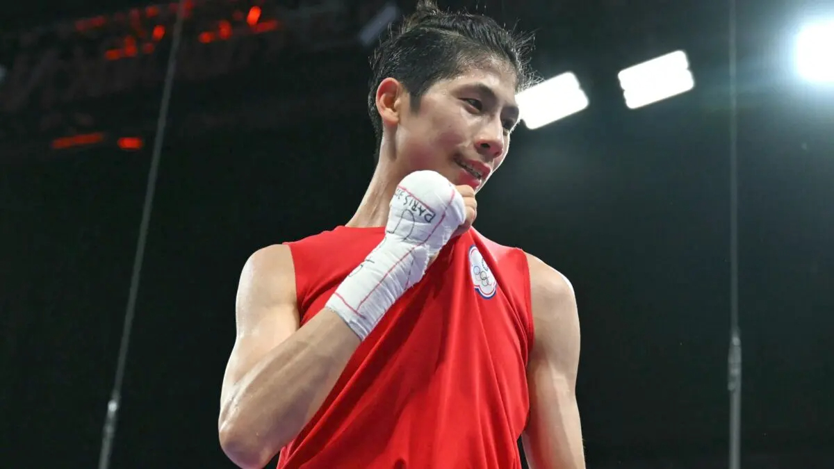 La taiwanesa Lin Yu-Ting reacciona tras vencer a la búlgara Svetlana Kamenova Staneva en un combate de boxeo de cuartos de final durante los Juegos Olímpicos de París 2024 en el North Paris Arena, en Villepinte, el 4 de agosto de 2024. (Mohd Rasfan/AFP vía Getty Images)