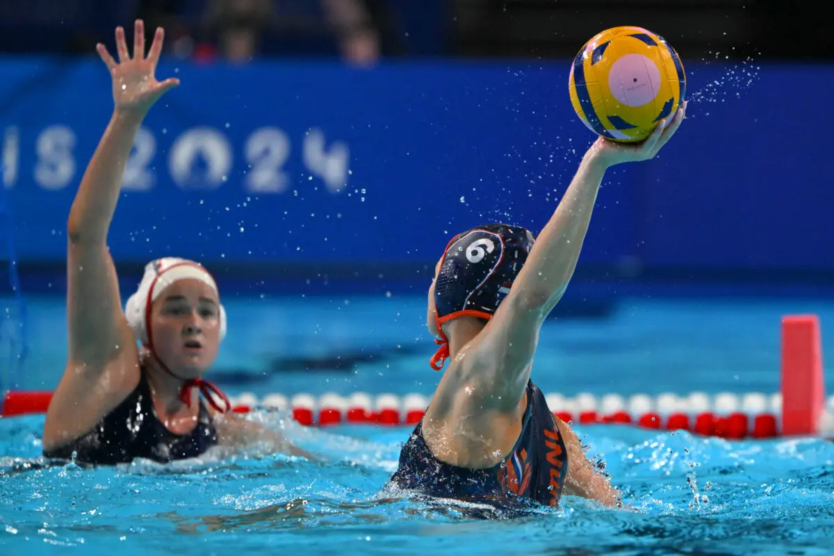 Simone Van De Kraats (6) de Holanda intenta un tiro en el partido por la medalla de bronce de waterpolo femenino entre EE. UU. y Holanda durante los Juegos Olímpicos en el Paris La Defense Arena en París el 10 de agosto de 2024. (Andreas Solaro/AFP vía Getty Images)