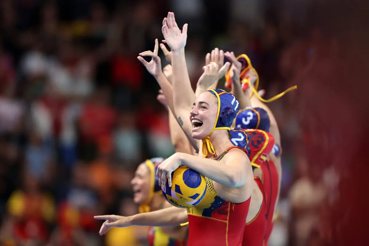 Maica García Godoy del Equipo de España celebra después de ganar el oro tras la victoria en el partido por la medalla de oro femenina entre el Equipo de Australia y el Equipo de España en el día 15 de los Juegos Olímpicos de París 2024 en París La Defense Arena en Nanterre, Francia, el 10 de agosto de 2024. (Quinn Rooney/Getty Images)