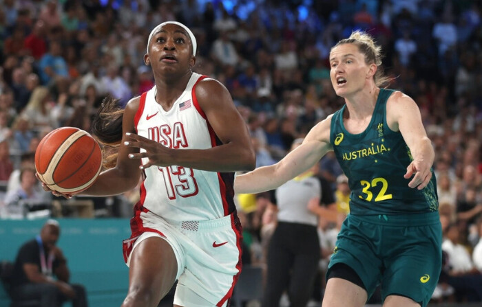 Jackie Young, del equipo de Estados Unidos, supera a Sami Whitcomb, del equipo de Australia, durante un partido de semifinales femenino entre el equipo de Estados Unidos y el equipo de Australia en el día 14 de los Juegos Olímpicos en el Bercy Arena de París el 9 de agosto de 2024. (Sarah Stier/Getty Images)
