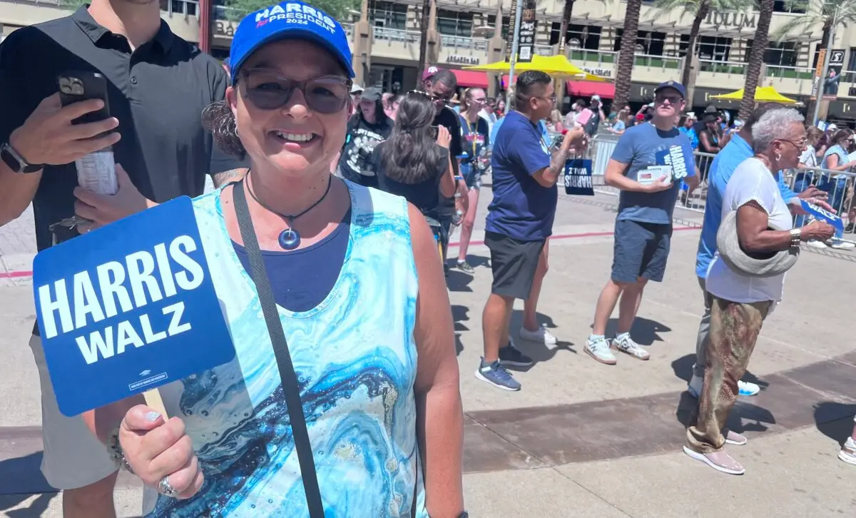 Ines Loureiro de Tuscon, Arizona, aparece fuera de un mitin Harris-Walz en Glendale, Arizona, el 9 de agosto de 2024. (Lawrence Wilson/The Epoch Times)