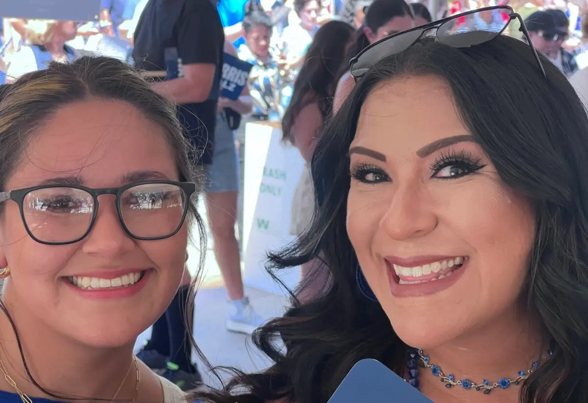 Teresa Maxwell (dcha.) y Kihya Maxwell de El Mirage, Arizona, se preparan para entrar en un mitin de Harris-Walz en Glendale, Arizona, el 9 de agosto de 2024. (Lawrence Wilson/The Epoch Times)