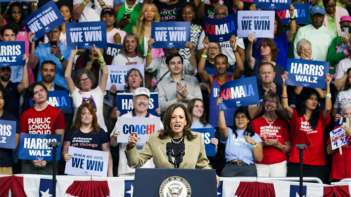 La candidata demócrata a la presidencia, la vicepresidenta Kamala Harris, habla durante un mitin de campaña en el Desert Diamond Arena de Glendale, Arizona, el 9 de agosto de 2024. (Alex Wong/Getty Images)
