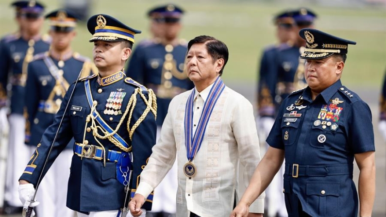 El presidente filipino Ferdinand 'Bongbong' Marcos Junior (c) y el jefe de las Fuerzas Aéreas, el general Stephen Parreno (d), pasan revista a las guardias de honor durante el aniversario de las Fuerzas Aéreas de Filipinas (PAF) en la base aérea de Basa en Floridablanca, provincia de Pampanga, Filipinas, 01 de julio de 2024. EFE/EPA/Francis R. Malasig