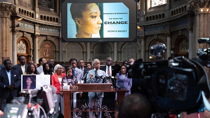 El reverendo Al Sharpton habla junto a familiares de Sonya Massey durante una rueda de prensa en la iglesia New Mount Pilgrim de Chicago el 30 de julio de 2024. (Scott Olson/Getty Images)
