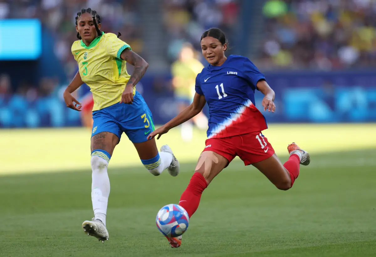 Sophia Smith (11) del equipo de Estados Unidos corre con el balón durante el partido por la medalla de oro femenina entre Brasil y Estados Unidos durante los Juegos Olímpicos en el Parque de los Príncipes de París el 10 de agosto de 2024. (Julian Finney/Getty Images)