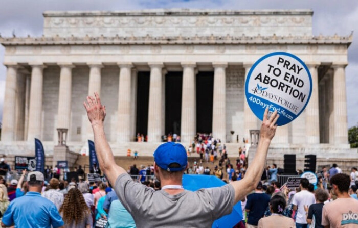 Activistas provida en una concentración para celebrar el Día de la Vida en el Lincoln Memorial de Washington el 24 de junio de 2023. (Anna Rose Layden/Getty Images)