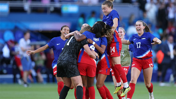 Jugadoras del equipo de Estados Unidos celebran la victoria en el partido femenino por la medalla de oro entre Brasil y Estados Unidos durante los Juegos Olímpicos en el Parque de los Príncipes de París el 10 de agosto de 2024. (Justin Setterfield/Getty Images)
