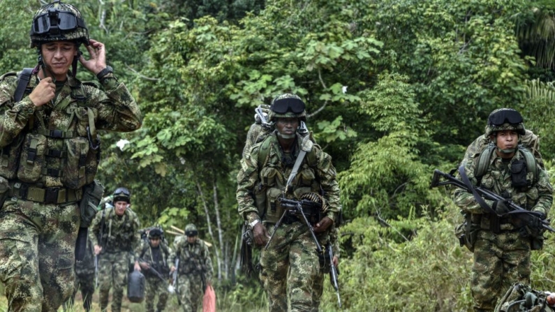 Soldados patrullan la Serranía La Lindosa en el departamento selvático amazónico de Guaviare, Colombia, el 8 de junio de 2018. (Guillermo Legaria/AFP vía Getty Images)