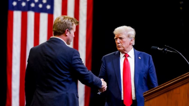 El expresidente Donald Trump estrecha la mano del candidato republicano al Senado de los Estados Unidos por Montana, Tim Sheehy, en un mitin en el Brick Breeden Fieldhouse de la Universidad Estatal de Montana en Bozeman, Montana, el 9 de agosto de 2024. (Michael Ciaglo/Getty Images)