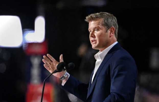 El candidato al Senado de EE. UU. por Montana, Tim Sheehy, habla durante la Convención Nacional Republicana en Milwaukee el 16 de julio de 2024. (Patrick Fallon/AFP vía Getty Images)