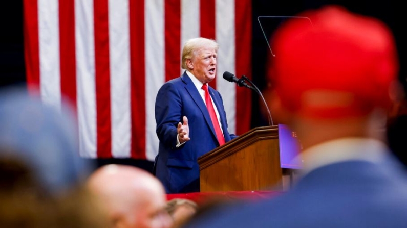 El candidato presidencial republicano, el expresidente Donald Trump habla en un mitin en el Brick Breeden Fieldhouse de la Universidad Estatal de Montana en Bozeman, Montana, el 9 de agosto de 2024. (Michael Ciaglo/Getty Images)