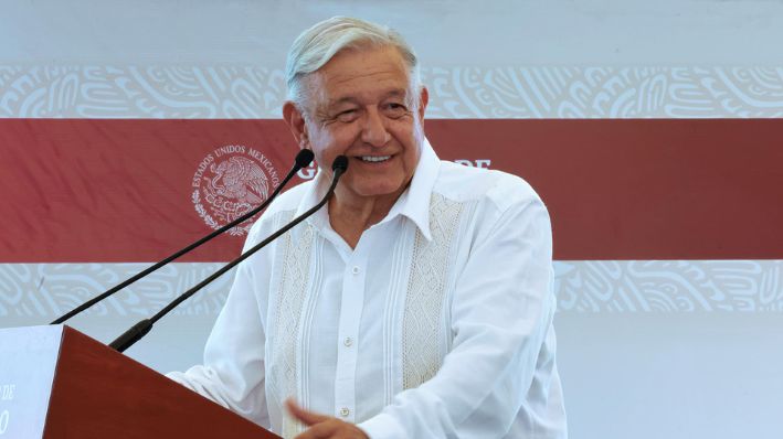 Fotografía cedida por la Presidencia de México del mandatario mexicano, Andrés Manuel López Obrador hablando durante una rueda de prensa, en La Paz, Baja California, México, el 10 de agosto de 2024.  (EFE/ Presidencia de México)