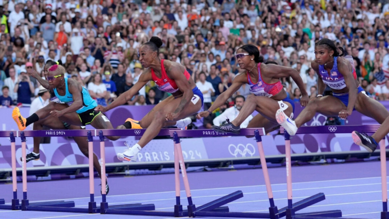 Competidoras en la final femenina de los 100 metros vallas de los Juegos Olímpicos de 2024 en Saint-Denis, Francia, el 10 de agosto de 2024. (Bernat Armangue/Foto AP)