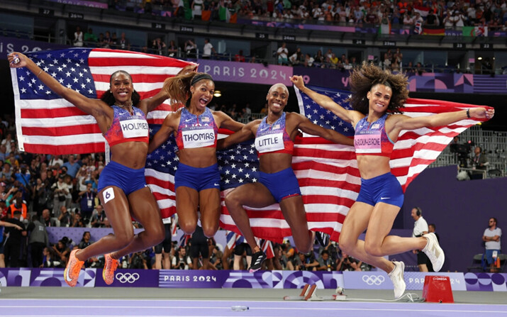 Shamier Little, Sydney McLaughlin-Levrone, Gabrielle Thomas y Alexis Holmes del equipo de Estados Unidos celebran la obtención de la medalla de oro en la final del relevo femenino de 4x400 metros en el día quince de los Juegos Olímpicos de París, el 10 de agosto de 2024. (Patrick Smith/Getty Images)