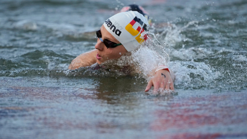 La alemana Leonie Beck compite durante la prueba de 10 kilómetros de natación maratón femenina en los Juegos Olímpicos de Verano de 2024 en París, Francia, el 8 de agosto de 2024. (Vadim Ghirda/Foto AP)