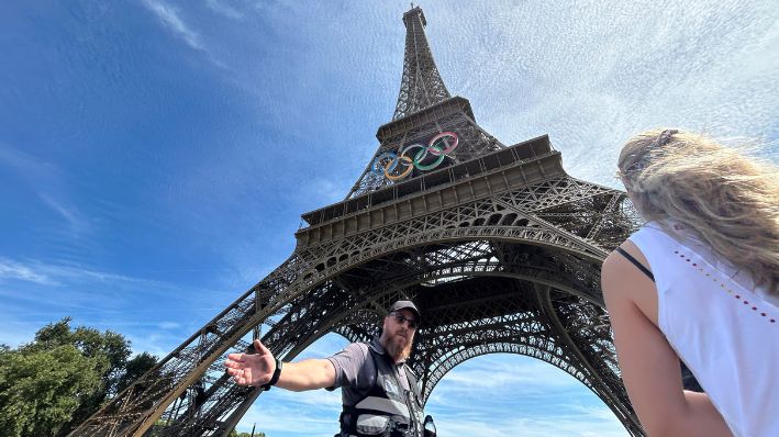 La policía evacua el área alrededor de la Torre Eiffel después de que se vio a un hombre escalando el monumento histórico, durante los Juegos Olímpicos de Verano de 2024, el domingo 11 de agosto de 2024, en París, Francia. (Foto AP/Aijaz Rahi)