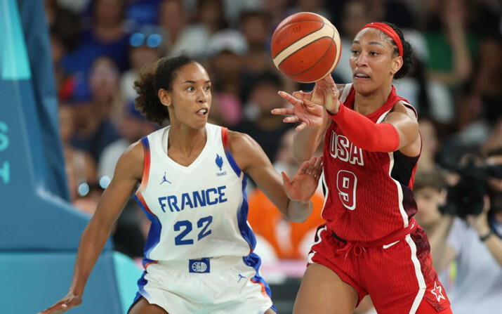 A'Ja Wilson (9), del equipo de Estados Unidos, pasa el balón mientras enfrenta la defensa de Marieme Badiane (22), del equipo de Francia, durante el partido por la medalla de oro femenina entre el equipo de Francia y el equipo de Estados Unidos, el día 16 de los Juegos Olímpicos en el Bercy Arena de París, el 11 de agosto de 2024. (Matthew Stockman/Getty Images)
