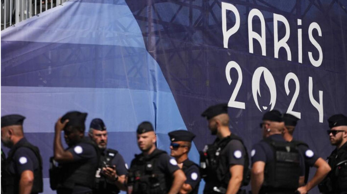 Fuerzas de seguridad durante las competiciones de velocidad en canoa de los Juegos Olímpicos de Verano de 2024, el sábado 10 de agosto de 2024, en Vaires-sur-Marne, Francia. (AP Photo/Lindsey Wasson)