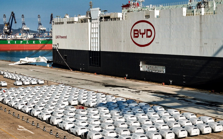 Automóviles eléctricos BYD para exportación esperan ser cargados en el "BYD Explorer NO.1", un buque de fabricación nacional destinado a exportar automóviles chinos, en el puerto de Yantai, en la provincia oriental china de Shandong, el 10 de enero de 2024. (STR/AFP vía Getty Images)
