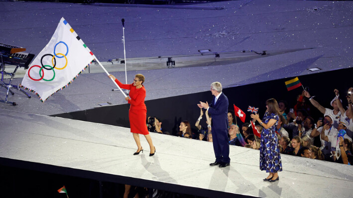 La alcaldesa de Los Angeles, Karen Bass (i), ondea la bandera olímpica, junto al presidente del COI, Thomas Bach (c), durante la ceremonia de clausura de los Juegos Olímpicos de París 2024 celebrada este domingo, en el Estadio de Francia en Saint-Denis (Francia).EFE/ Miguel Gutiérrez