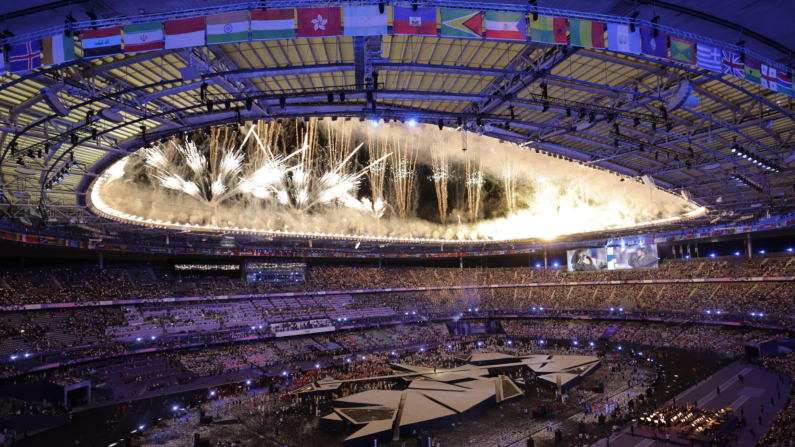 Fotografía del final de la ceremonia de clausura de los Juegos Olímpicos de París 2024 celebrada este domingo, en el Estadio de Francia en Saint-Denis, Francia. (EFE/ Lavandeira Jr)