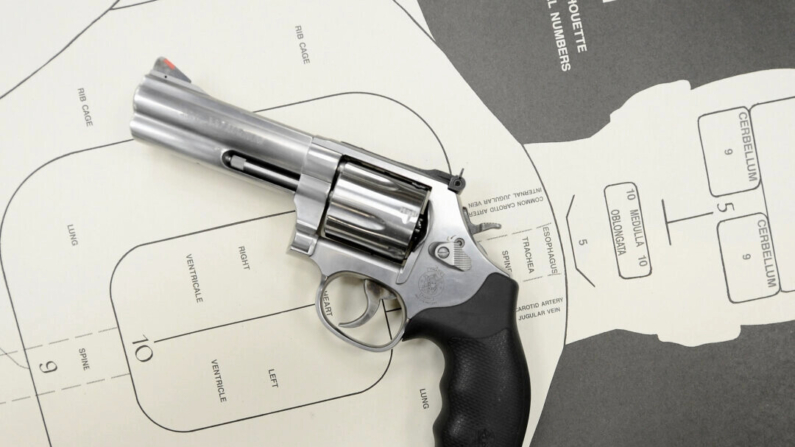 Un revólver Smith & Wesson .357 magnum se muestra en el Club de Armas de Los Ángeles en Los Ángeles, California, el 7 de diciembre de 2012. (Kevork Djansezian/Getty Images)