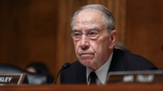 Senador Grassley cuestiona libertad condicional del presunto conspirador contra Trump