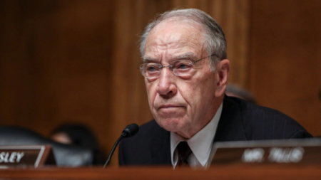 Senador Grassley cuestiona libertad condicional del presunto conspirador contra Trump