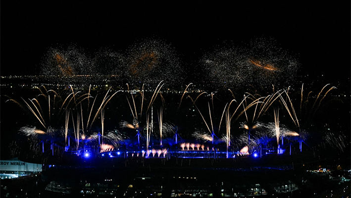 Fuegos artificiales iluminan el cielo al final de la ceremonia de clausura de los Juegos Olímpicos de París 2024 en el Estadio de Francia, en Saint-Denis, en las afueras de París, el 11 de agosto de 2024. (Mauro Pimentel/AFP vía Getty Images)
