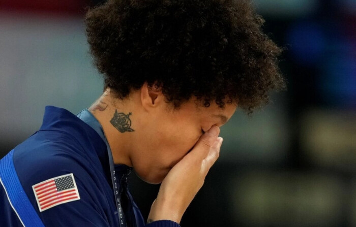 Brittney Griner, del equipo de Estados Unidos, se seca las lágrimas tras ganar la medalla de oro de baloncesto femenino contra la anfitriona Francia en los Juegos Olímpicos de París el 11 de agosto de 2024. (Mark J. Terrill/Foto AP)