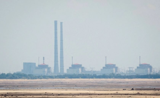 Vista de la central nuclear de Zaporiyia desde la orilla del embalse de Kakhovka, cerca de la ciudad de Nikopol, en Ucrania, el 16 de junio de 2023. (Alina Smutko/Reuters)