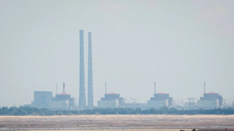 Vista de la central nuclear de Zaporiyia desde la orilla del embalse de Kakhovka, cerca de la ciudad de Nikopol, en Ucrania, el 16 de junio de 2023. (Alina Smutko/Reuters)