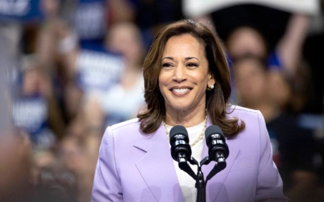 La vicepresidenta y candidata presidencial demócrata Kamala Harris habla durante un mitin de campaña en el Thomas and Mack Center de la Universidad de Nevada en Las Vegas el 10 de agosto de 2024. (Ronda Churchill/AFP vía Getty Images)