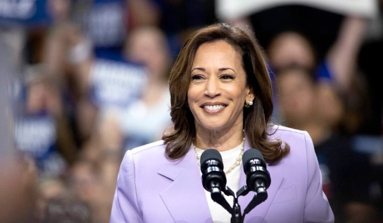 La vicepresidenta y candidata presidencial demócrata Kamala Harris habla durante un mitin de campaña en el Thomas and Mack Center de la Universidad de Nevada en Las Vegas el 10 de agosto de 2024. (Ronda Churchill/AFP vía Getty Images)