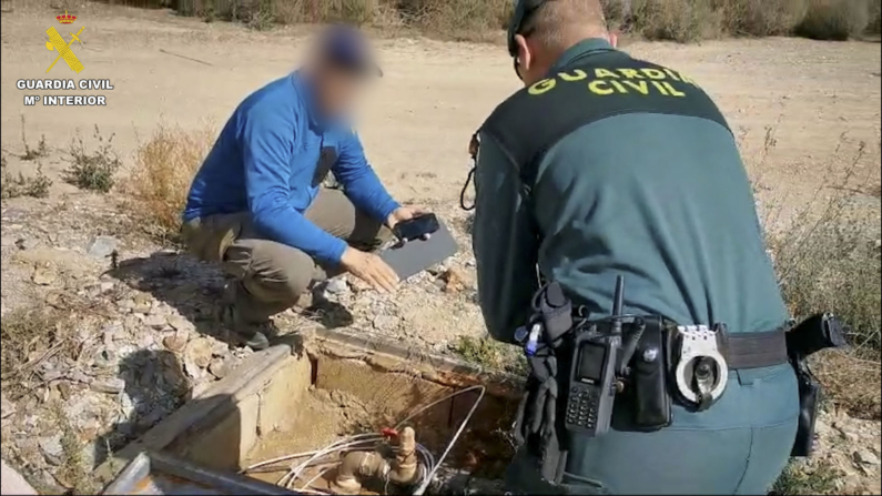 Un empresario está siendo investigado por robar durante 17 años más de 2 millones de metros cúbicos de agua de un acuífero subterráneo sobreexplotado con 15 pozos ilegales y de cinco manantiales desabastecidos para regar el campo de golf de una urbanización en Murcia, lo que ha causado daños ambientales. EFE/Guardia Civil