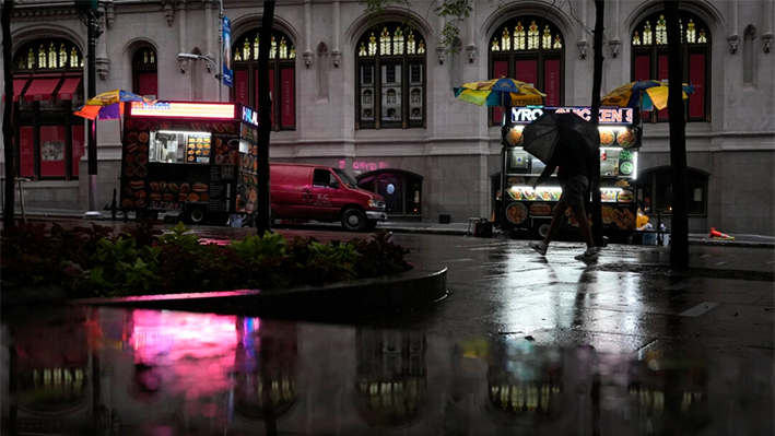 Una persona con paraguas camina bajo la lluvia en Nueva York, el 9 de agosto de 2024. (Pamela Smith/Foto AP)