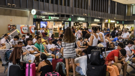 Ministro Puente pide disculpas a los usuarios por las incidencias en los trenes