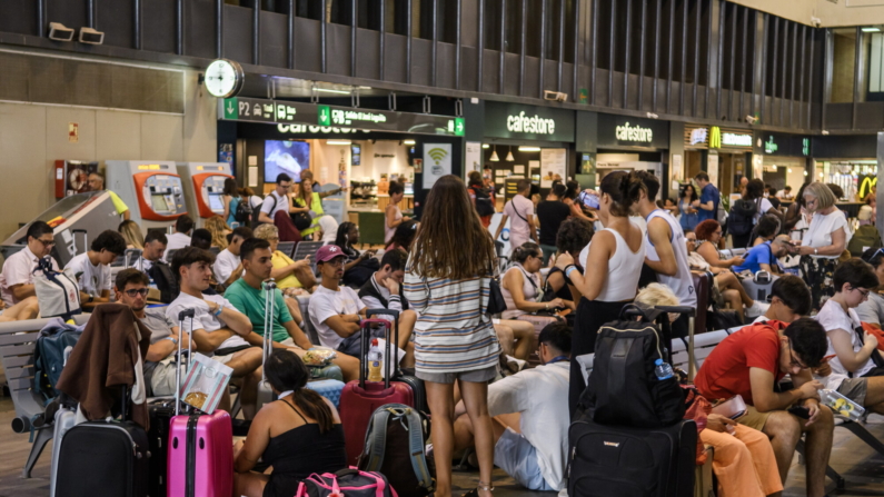 Imagen de este mes de agosto de la Estación de Santa Justa de Sevilla afectada por los retrasos de trenes.EFE/ Raúl Caro