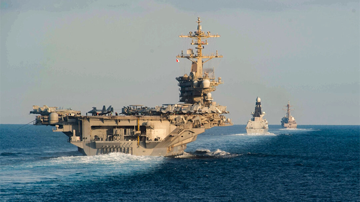 El portaaviones USS Abraham Lincoln (CVN 72) (L) el destructor de defensa aérea de la Marina Real HMS Defender (D 36), y el destructor de misiles guiados USS Farragut (DDG 99) transitan por el Estrecho de Ormuz en esta foto de distribución el 19 de noviembre de 2019. (Zachary Pearson/Marina de los Estados Unidos vía Getty Images)
