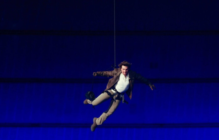 El actor estadounidense Tom Cruise aterriza en el techo de una de las entradas del estadio durante la ceremonia de clausura de los Juegos Olímpicos de París 2024 en el Stade de France, en Saint-Denis, a las afueras de París, el 11 de agosto de 2024. (Franck Fife/AFP vía Getty Images)