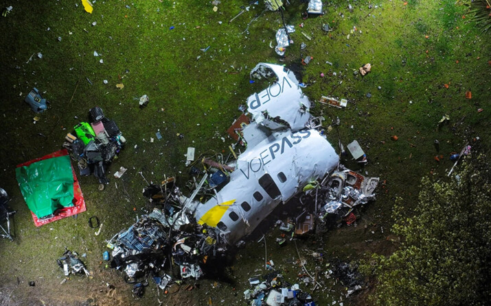 Los escombros en el lugar donde se estrelló un avión con 61 personas a bordo, en Vinhedo, estado de Sao Paulo, Brasil, la madrugada del 10 de agosto de 2024. (Andre Penner/AP Photo)