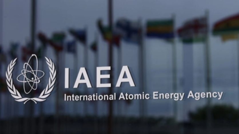 El logotipo del Organismo Internacional de Energía Atómica (IAEA en inglés) se ve en la sede del OIEA en Viena, Austria, el 24 de mayo de 2021. (Lisi Niesner/Reuters)