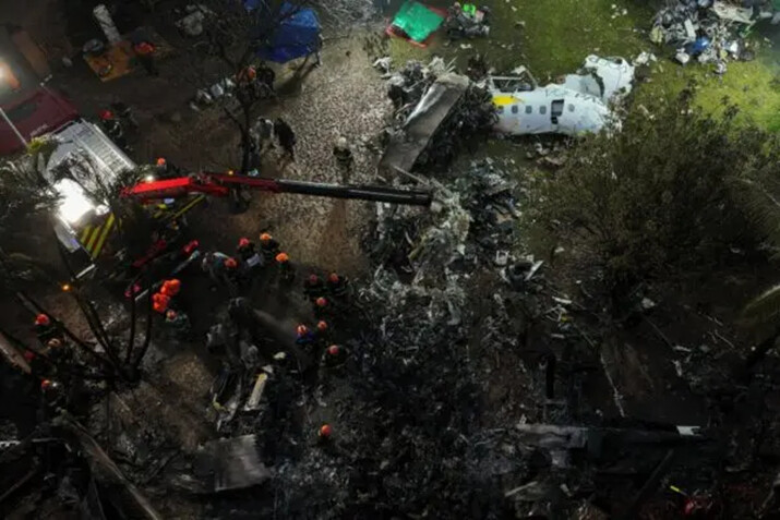 Bomberos y rescatistas trabajan entre los escombros en el lugar donde un avión con 61 personas a bordo se estrelló, en Vinhedo, estado de Sao Paulo, Brasil, el 10 de agosto de 2024. (Andre Penner/Foto AP)