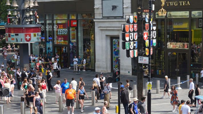 La policía acordonó una zona en Leicester Square, donde un hombre fue arrestado acusado de apuñalar a una niña de 11 años y a una mujer de 34 años, en Londres, el lunes 12 de agosto de 2024. (James Manning/PA vía AP)