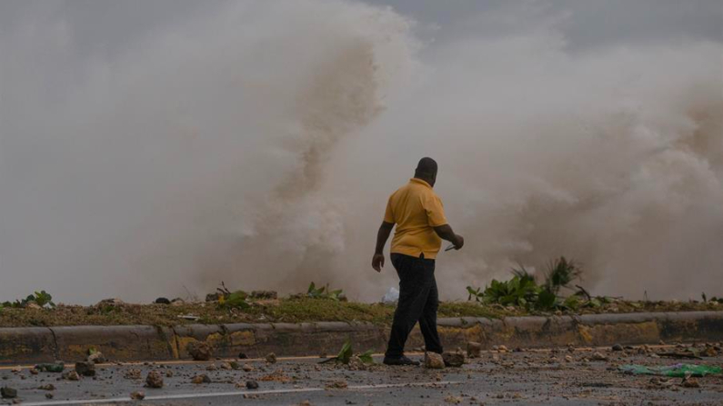 Fotografía de archivo del 2 de julio de 2024 en donde un hombre observa el fuerte oleaje durante el paso del huracán Beryl, en el malecón de Santo Domingo (República Dominicana). EFE/ Orlando Barría